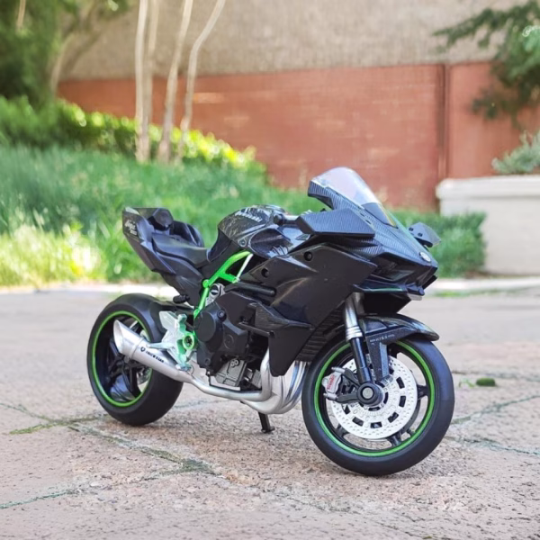 Kawasaki Ninja H2R & HTM Minifigure